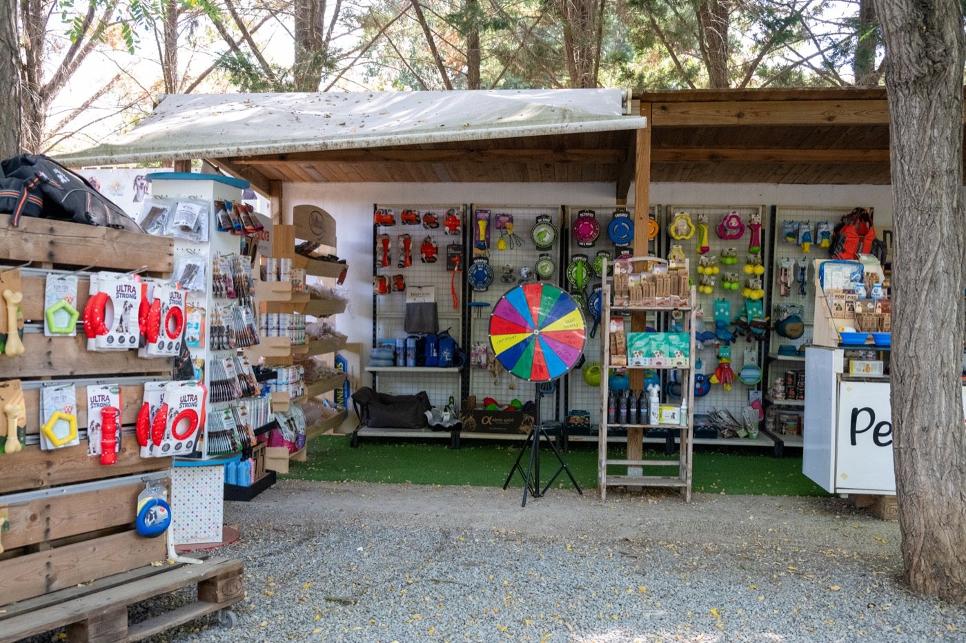 Tienda de accesorios caninos dentro del parque